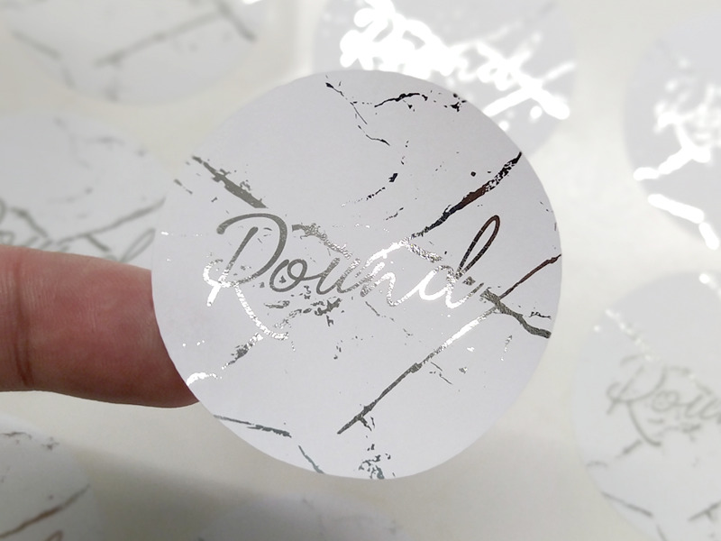 Thiết kế tem decal sang trọng với hiệu ứng ánh kim bạc, thích hợp cho các thương hiệu mỹ phẩm