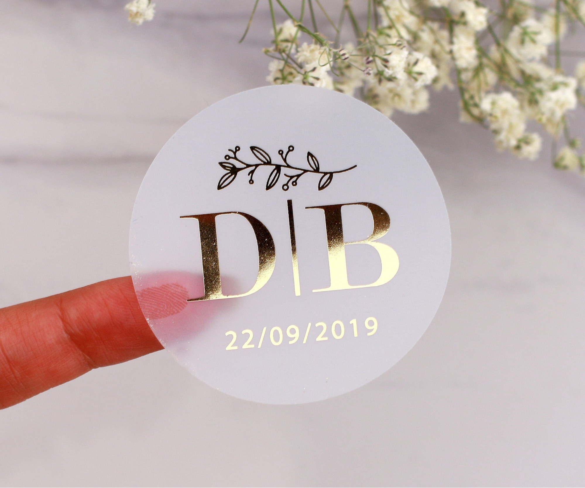 Mẫu tem nhựa tròn ép kim bạc lấp lánh, tạo điểm nhấn bắt mắt khi dán lên bao bì sản phẩm