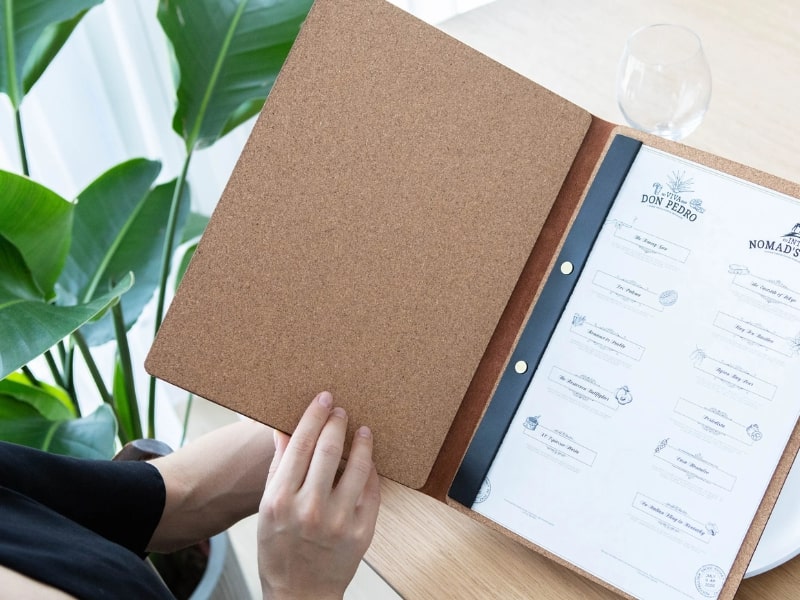 Menu spa thường có kích thước A4 và thiết kế sang trọng