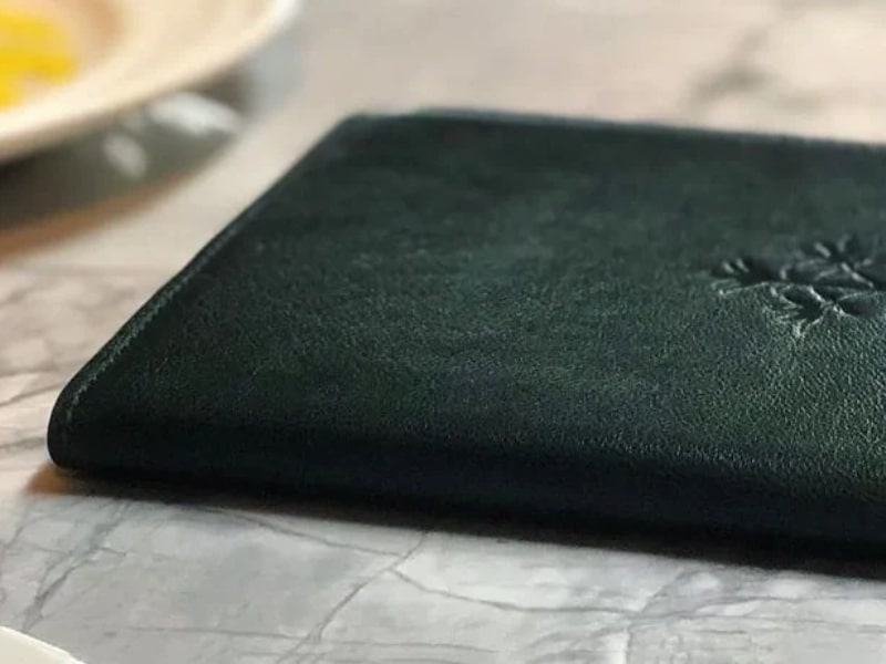 Menu bìa da tạo cảm giác sang trọng và bí ẩn