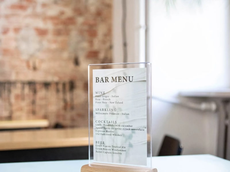 Mẫu menu mica để bàn giúp khách hàng dễ quan sát và sử dụng