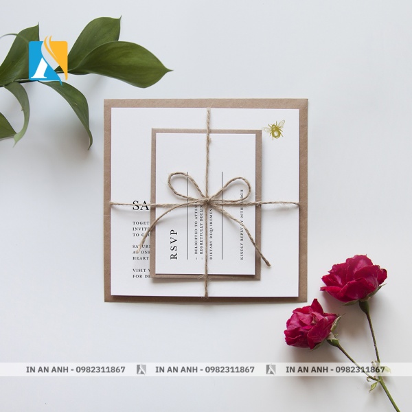 Thiệp mời vuông 15 x 15 cm hiện đại, cân đối và sang trọng