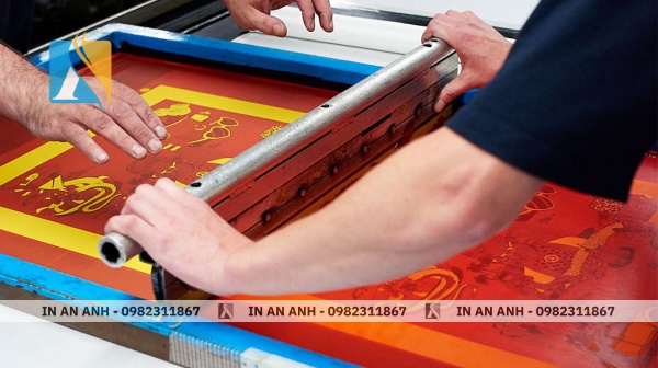Kỹ thuật in lụa có khả năng tạo ra các hiệu ứng đặc biệt như mực nổi, mực nhũ 