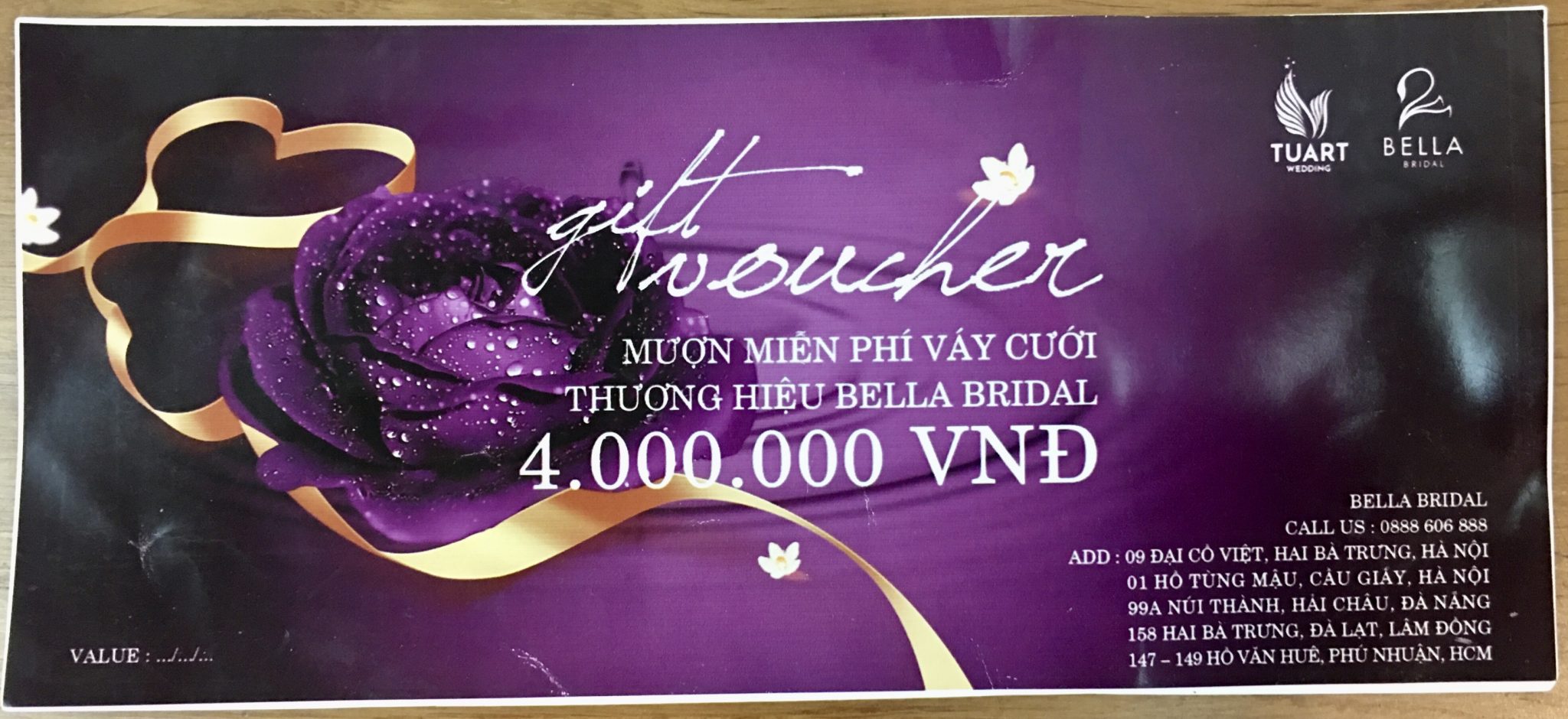 Mẫu in voucher spa với màu tím đậm sắc nữ quyền