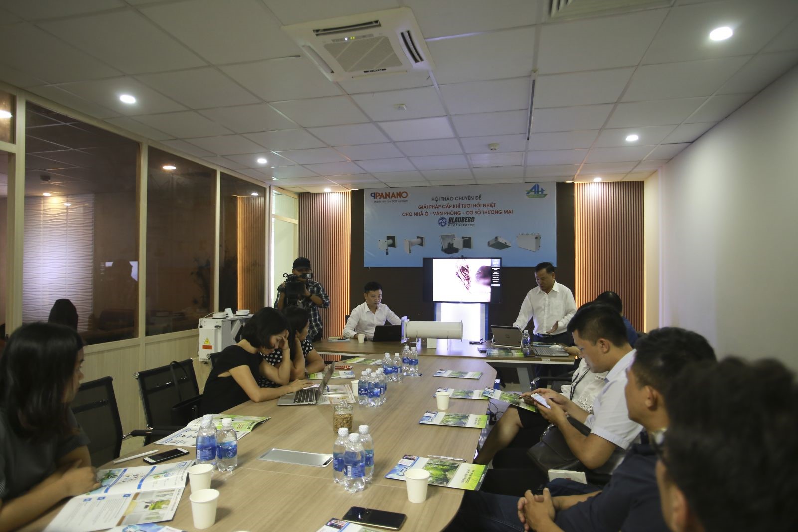 ĐỐI PHÓ VỚI Ô NHIỄM KHÔNG KHÍ TRONG NHÀ