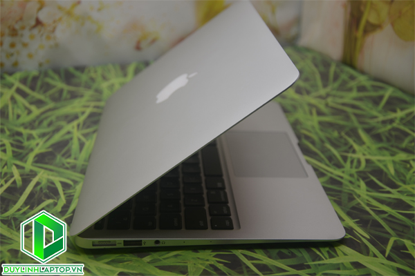 Macbook Air 11.6 inch 2015 MJVM2 Core i5-5250U 120GB 8GB RAM 1.6GHz - Like new