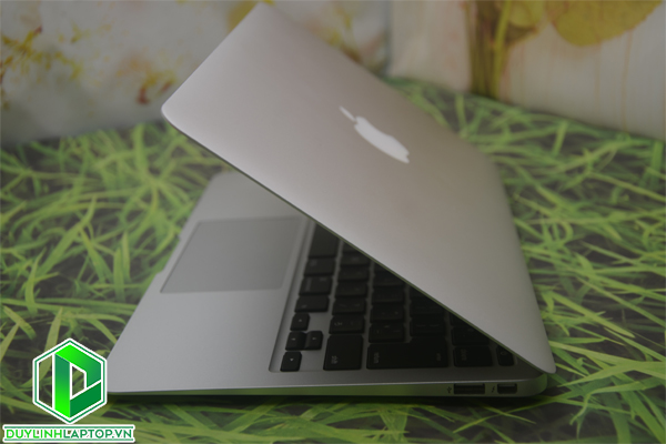 Macbook Air 11.6 inch 2015 MJVM2 Core i5-5250U 120GB 8GB RAM 1.6GHz - Like new