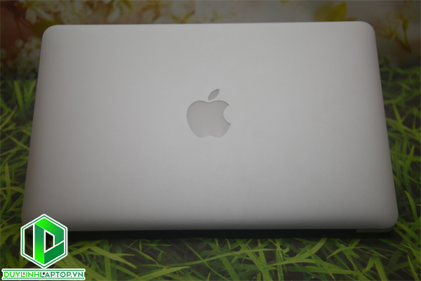 Macbook Air 11.6 inch 2015 MJVM2 Core i5-5250U 120GB 8GB RAM 1.6GHz - Like new