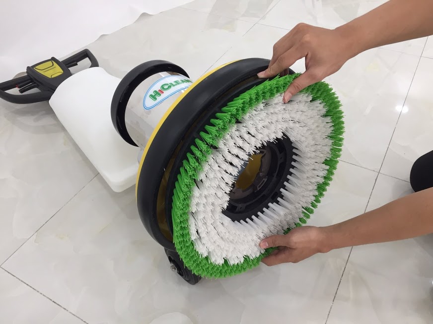 Bàn chải chà sàn hoặc pad chà sàn