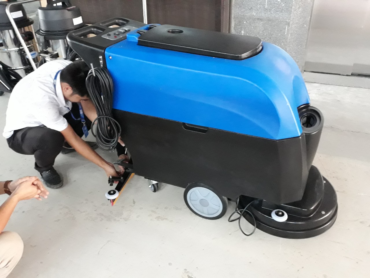 Cách chọn mua máy chà sàn nhà xưởng phù hợp