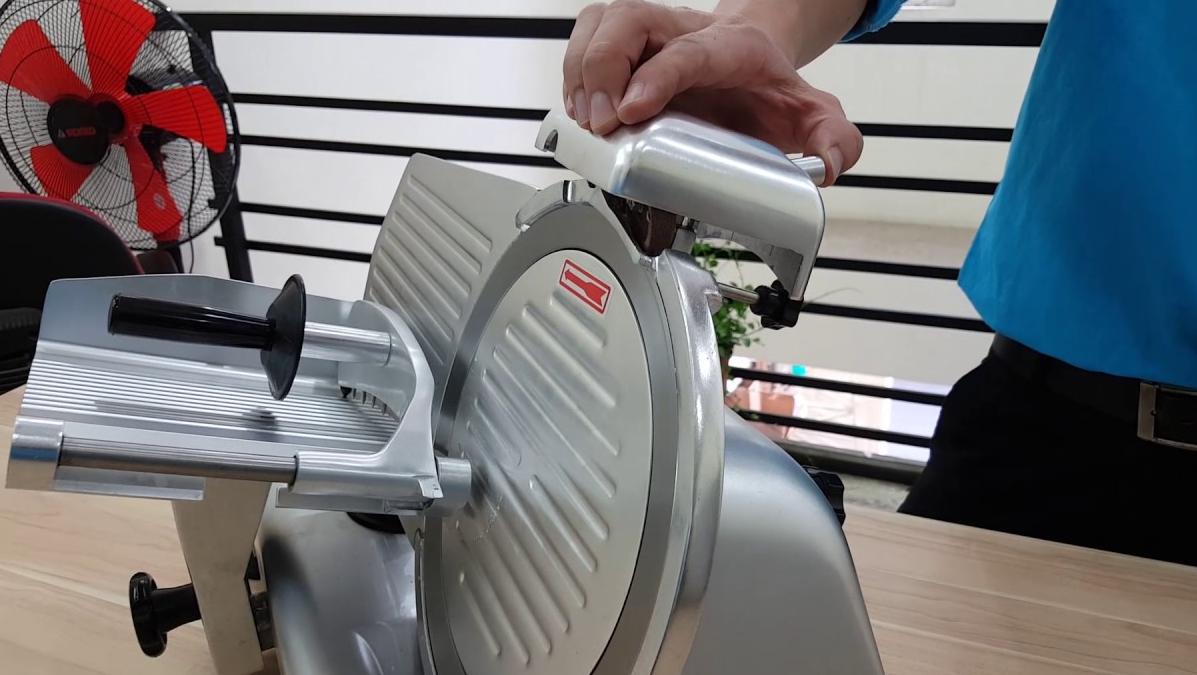 cách giữ lưỡi dao máy thái thịt chín luôn sắc bén 