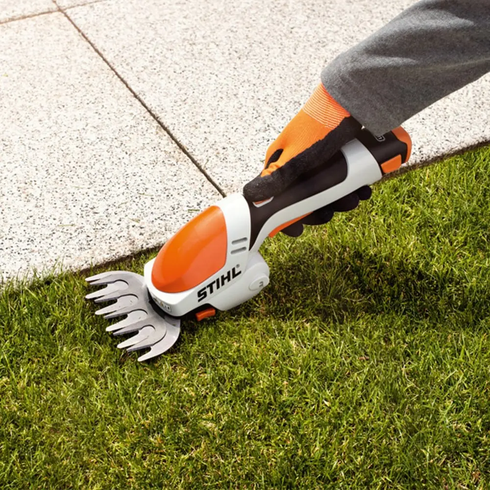 Máy cắt cỏ cầm tay mini
