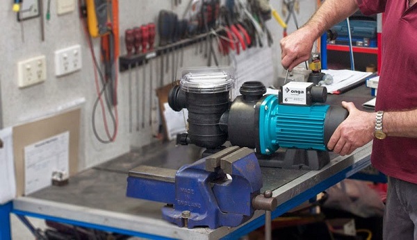 Máy bơm mini báo hoạt động nhưng nước không lên có thể là do van một chiều bị tắc nghẽn