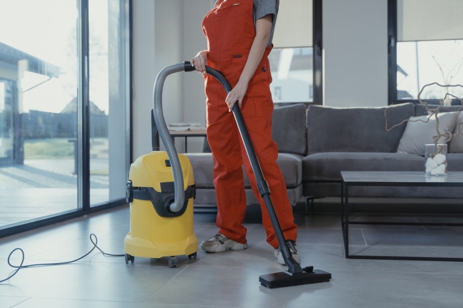 Tắt máy hút bụi công nghiệp và vệ sinh sau khi sử dụng