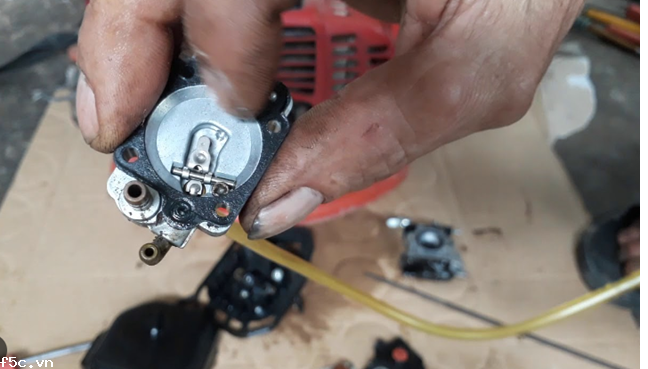  Thay dầu và kiểm tra nhiên liệu