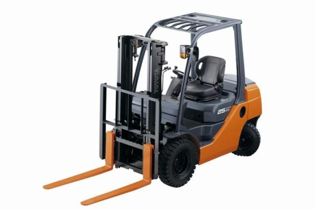 xe nâng hàng chạy dầu