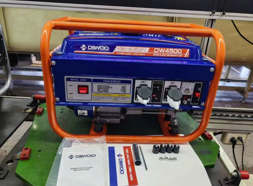 Máy phát điện chạy xăng 3 KVA Dewoo DW4500