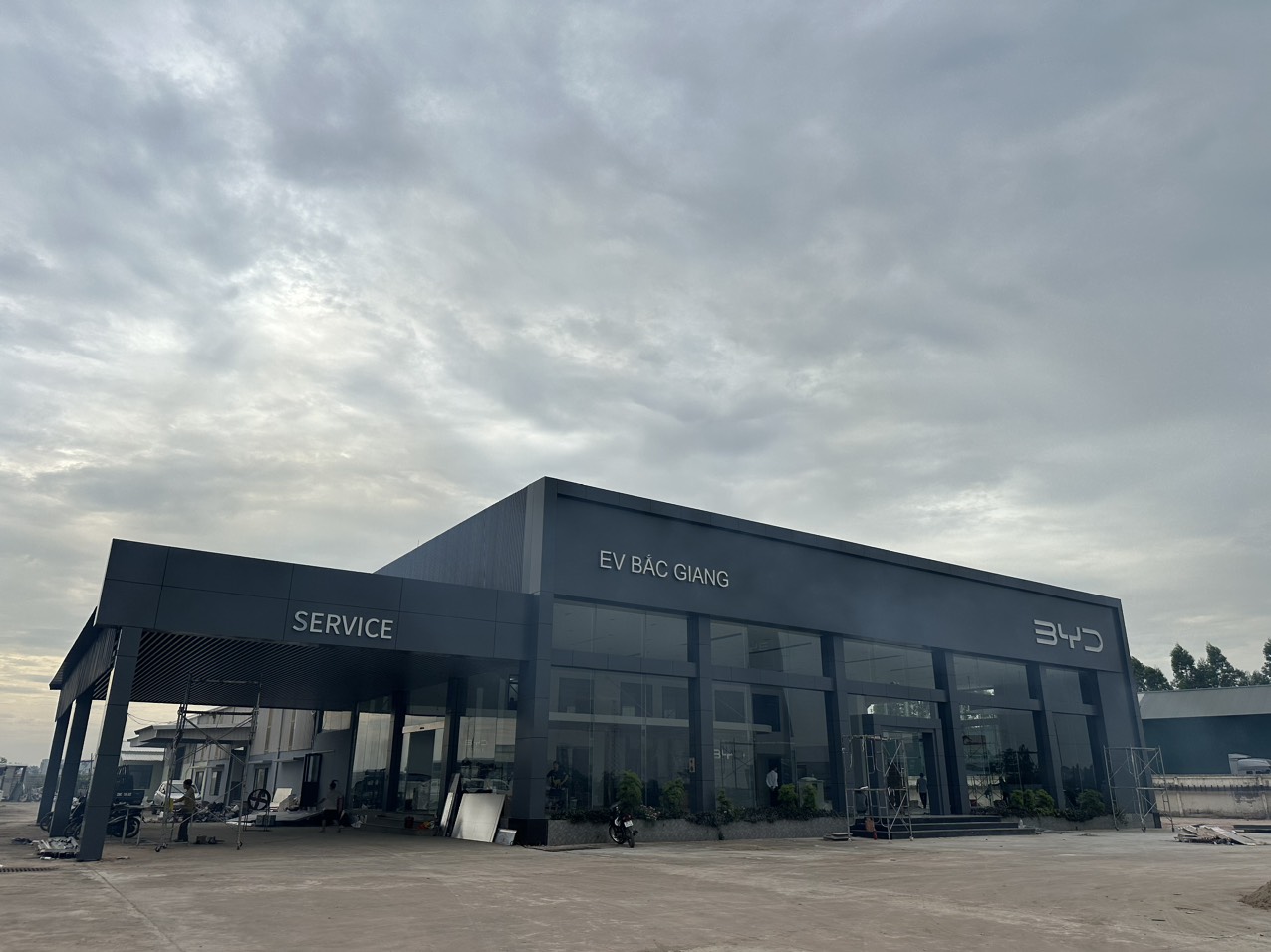 Hoàn thành lắp đặt tấm ốp nhôm tại Showroom BYD EV Bắc Giang