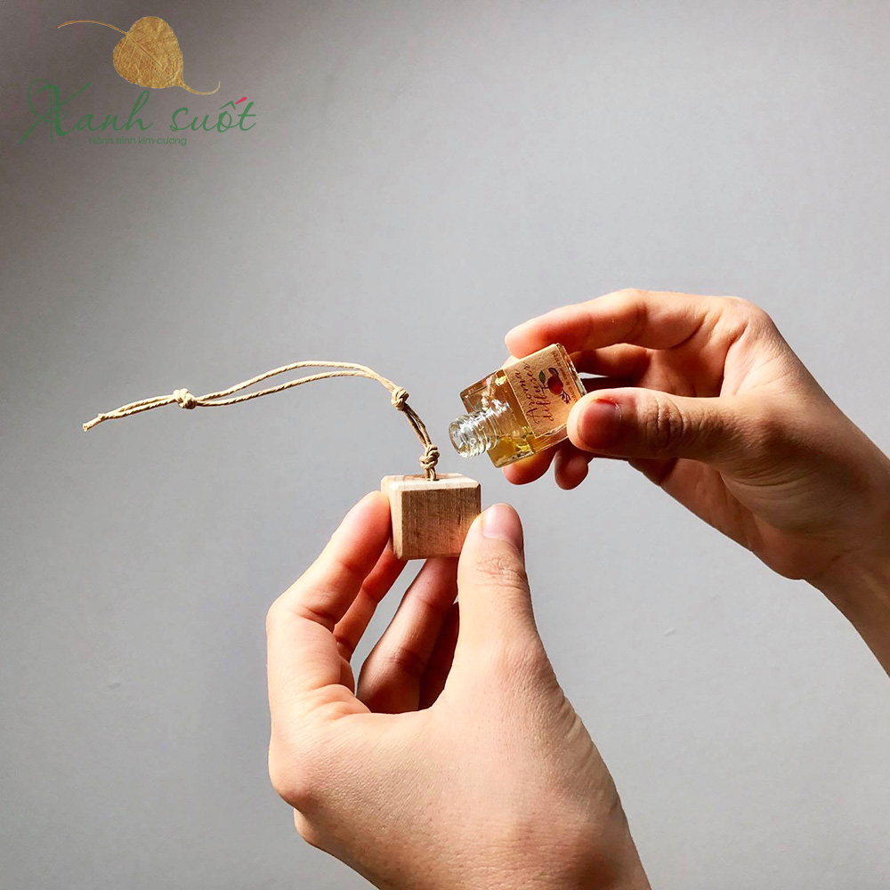 Dùng tinh dầu treo xe oto như thế nào