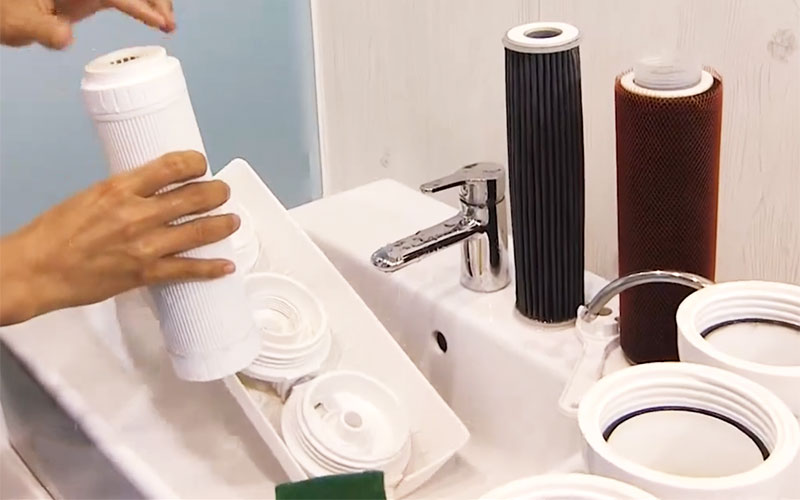 Cách vệ sinh máy lọc nước gia đình nóng lạnh đơn giản, nhanh chóng, hi