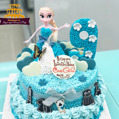 Chủ đề Elsa, Công Chúa & Búp Bê đang trở nên rất phù hợp cho các bữa tiệc sinh nhật của các bé gái. Hãy xem hình ảnh mẫu bánh sinh nhật này - một sự kết hợp độc đáo của ba chủ đề này. Bánh không chỉ đẹp mắt, mà còn đem lại cho bé cảm giác như đang lạc vào một thế giới cổ tích.