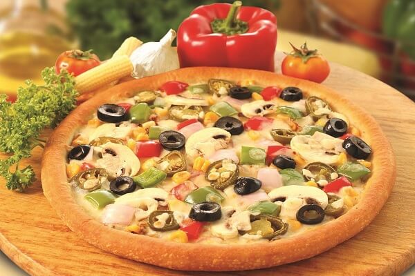 Hình nền Nền đĩa Bánh Pizza đẹp Mắt Nằm Trên Bề Mặt Gỗ Trước Một Nhóm Người  Nền Cái Nhìn Bao Quát Về Một Chiếc Bánh Pizza Neapolitan Mới Nướng Với  Margherita