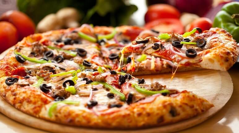 Đố bạn biết vì sao pizza có hình tròn nhưng lại được đựng trong hộp vuông  và cắt theo hình tam giác