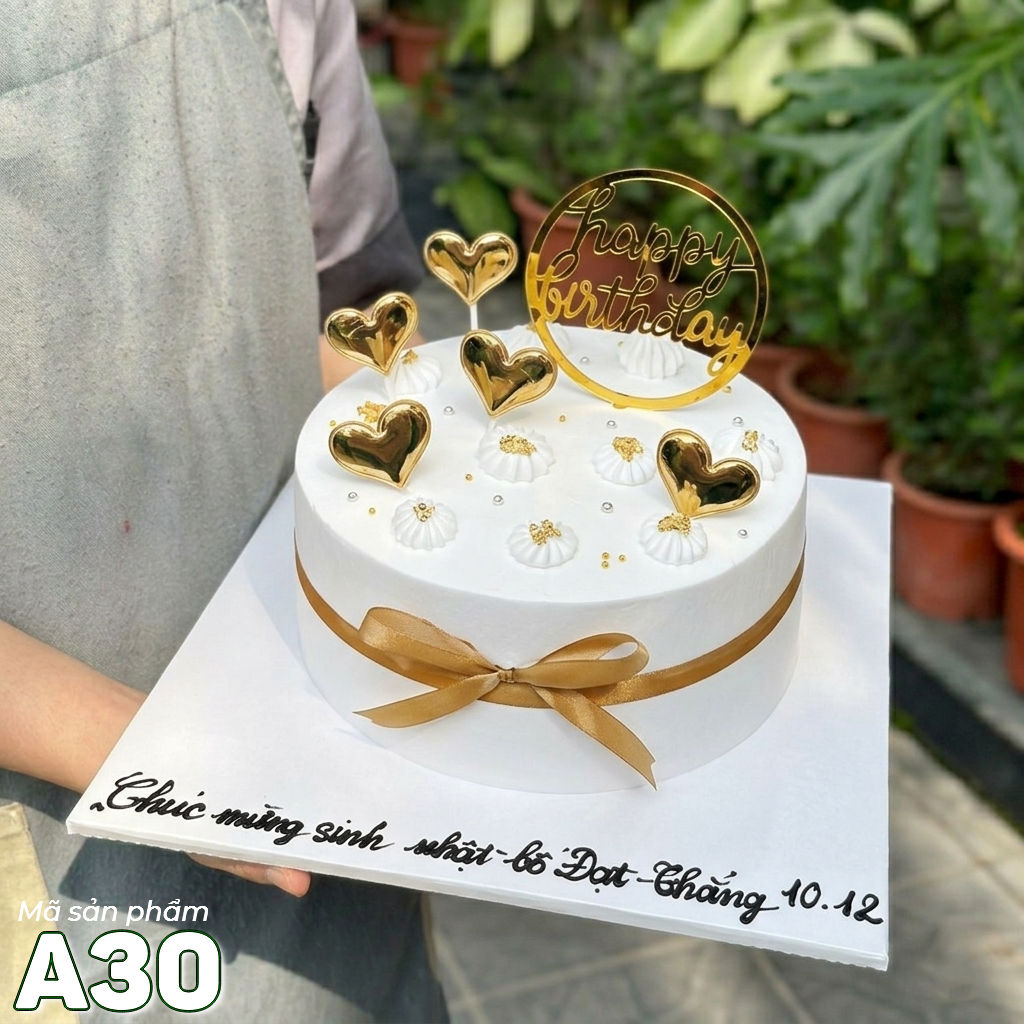 Bánh kem sinh nhật đơn giản A30 nền màu trắng cắm phụ kiện tim thắt nơ khung sinh nhật màu sang trọng