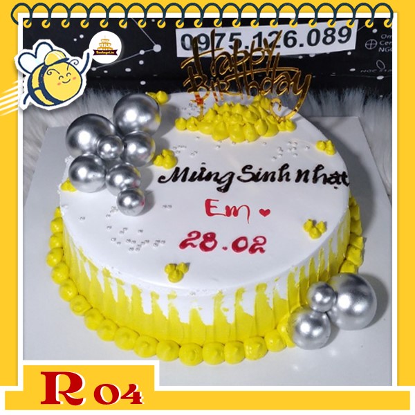 Bánh kem người yêu R04 tròn nền trắng đế viền vàng cùng phụ kiện hiện đại đẹp mắt