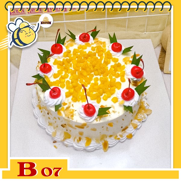 Bánh kem bắp B07 nền trắng rải nhiều topping bắp hạt cherry ngâm và hạnh nhân