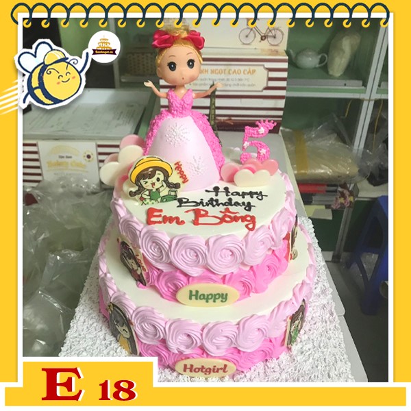 Bánh kem búp bê E18 2 tầng màu hồng bé gái xinh xắn đứng trên bánh