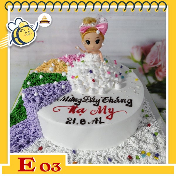 Bánh kem búp bê E03 váy trắng nền trắng có nhiều phần kẻ nhiều màu độc đáo ấn tượng