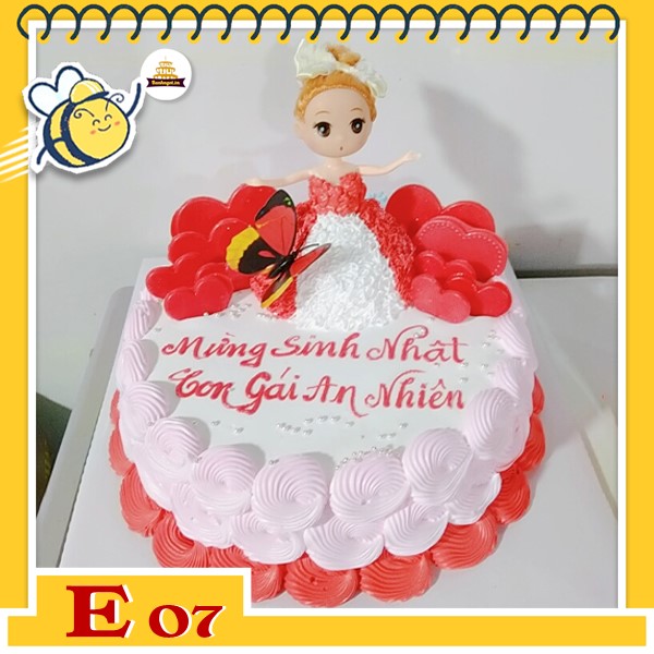 Bánh kem búp bê E07 váy đỏ trắng đứng trên nền bánh trắng viền hồng tim đỏ đẹp xuất sắc