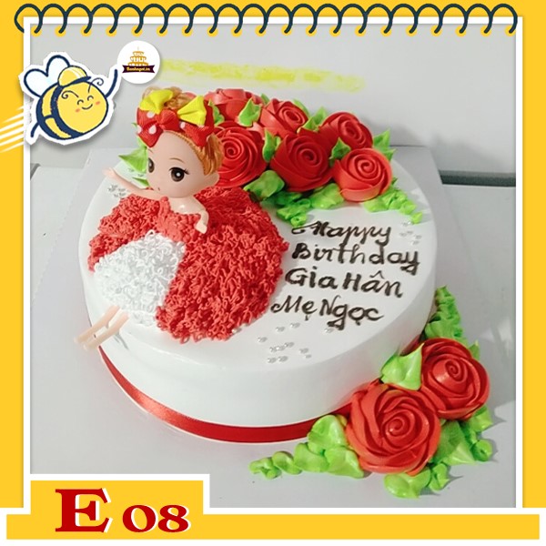 Bánh kem búp bê E08 váy trắng đỏ ngồi trên bánh dựa vào những đóa hoa màu đỏ rực rỡ
