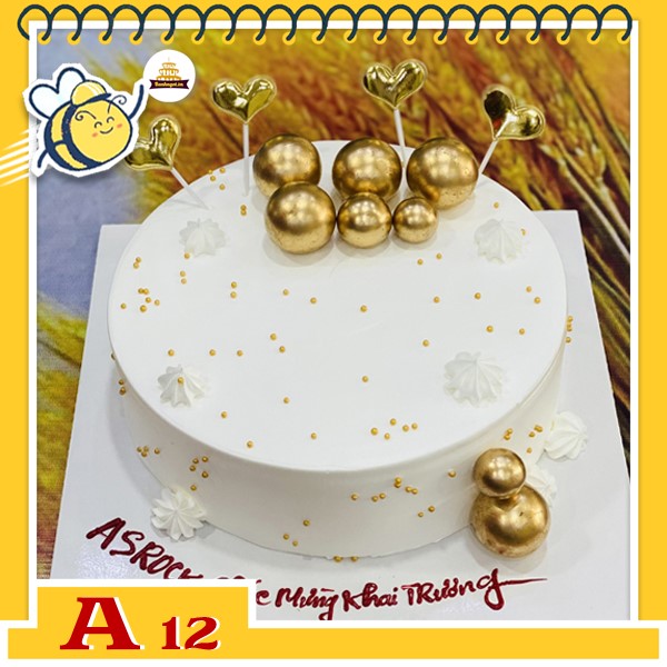 Bánh kem sinh nhật đơn giản A12 màu trắng rải bi nhỏ và nhiều phụ kiện màu vàng gold sang quý