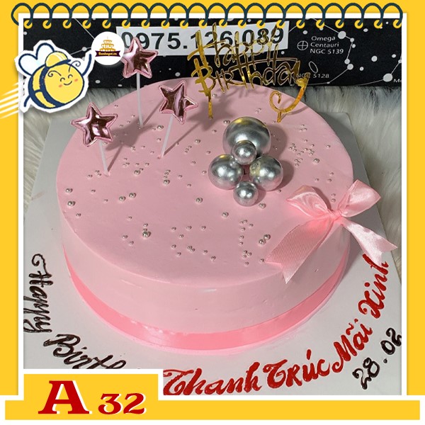 Bánh kem sinh nhật đơn giản A32 nền màu hồng cắm nhiều phụ kiện mới nhất đẹp tối giản