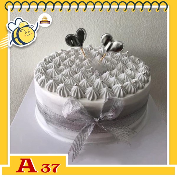 Bánh kem sinh nhật đơn giản A37 nền xám trên mặt bánh cắm 2 phụ kiện tim và nhiều bông kem màu xám