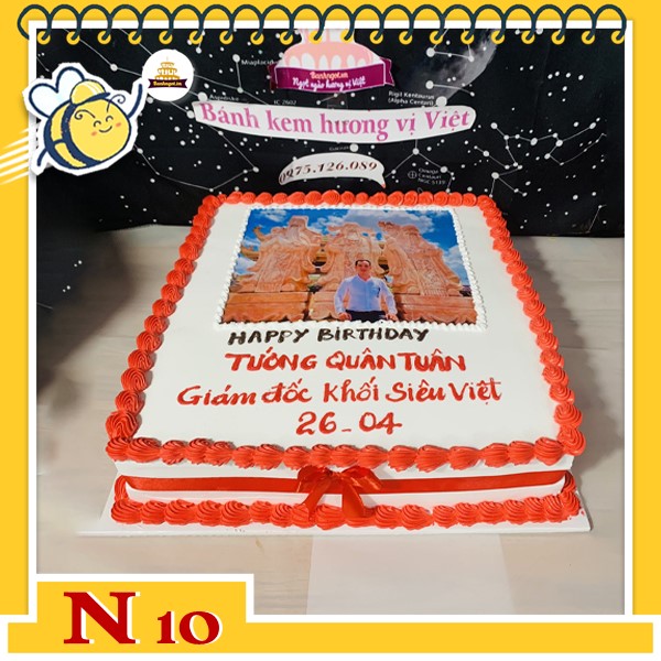 Bánh kem in ảnh N10 khuôn vuông nền trắng viền đỏ in ảnh lớn ở giữa trang trọng