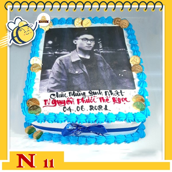 Bánh kem in ảnh N11 khuôn chữ nhật in ảnh lớn ở giữa viền xanh dương và thắt nơ trái tim vàng
