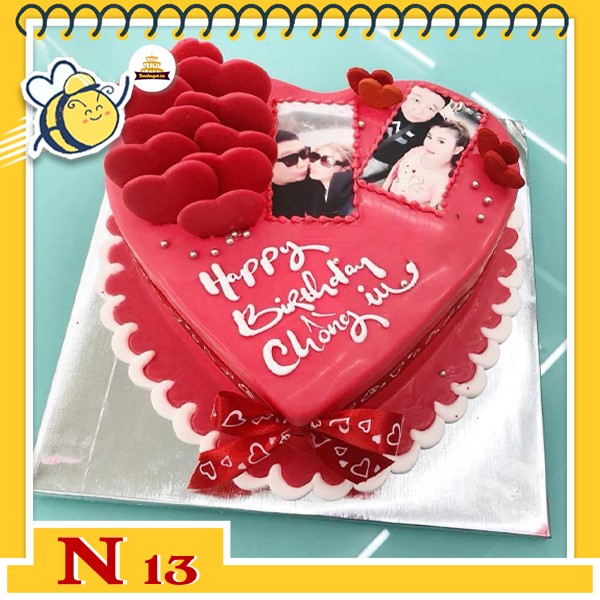 Bánh kem in ảnh N13 trái tim nền đỏ cắm tim đỏ in 2 ảnh dán trên mặt bánh