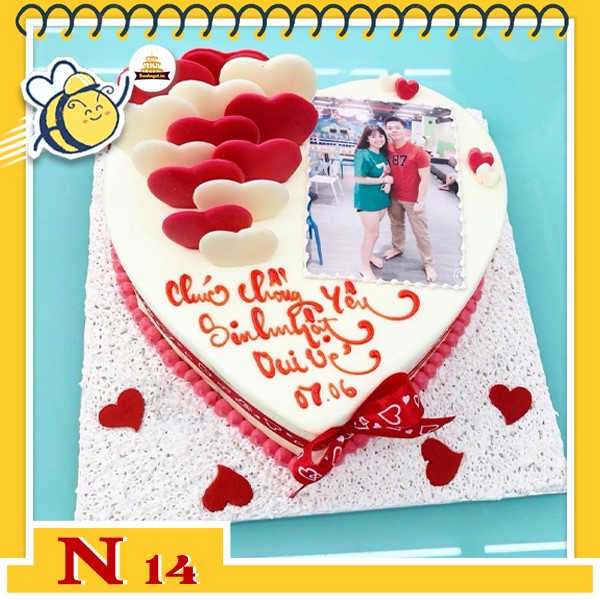 Bánh kem in ảnh N14 trái tim nền trắng cắm tim đỏ trắng ở nửa bên và để ảnh trên mặt bánh