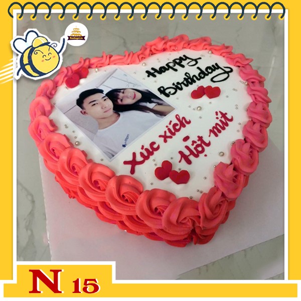 Bánh kem in ảnh N15 trái tim nền trắng viền xung quanh hoa đỏ đơn giản in ảnh ở trên ngọt ngào