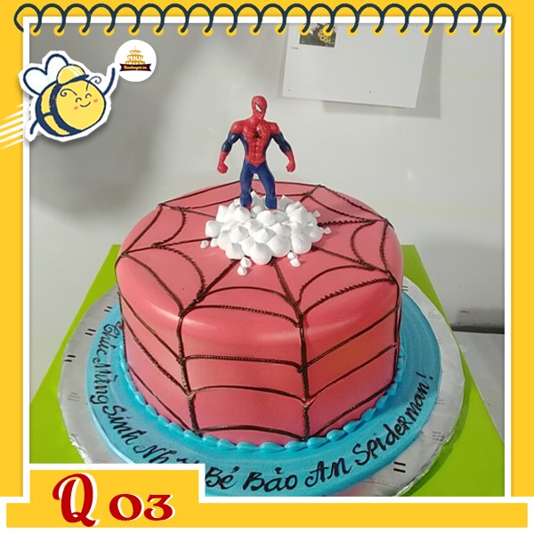 Bánh kem người nhện Q03 nền đỏ vẽ lưới nhện và 1 mô hình người nhện đứng giữa nổi bật