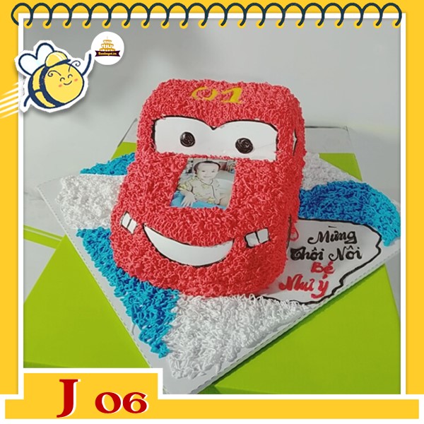 Bánh kem xe ô tô J06 xe ô tô cảnh sát màu đỏ in ảnh bé để ở mui xe