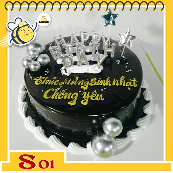 Bánh kem socola S01 phủ toàn bánh viền trắng và cắm nhiều phụ kiện trang trí đẹp