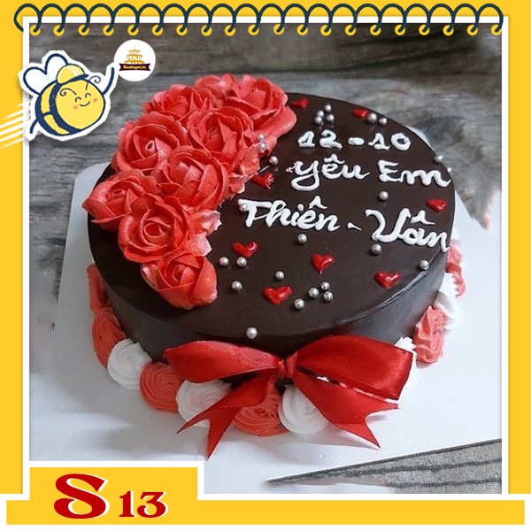 Bánh kem socola S13 màu đỏ trắng hòa quyện hoàn hảo xen kẽ nhau cùng nơ đỏ nổi bật