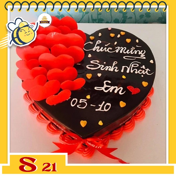 Bánh kem socola S21 trái tim phủ socola đen khắp bánh trang trí trái tim và nơ đỏ chữ màu trắng