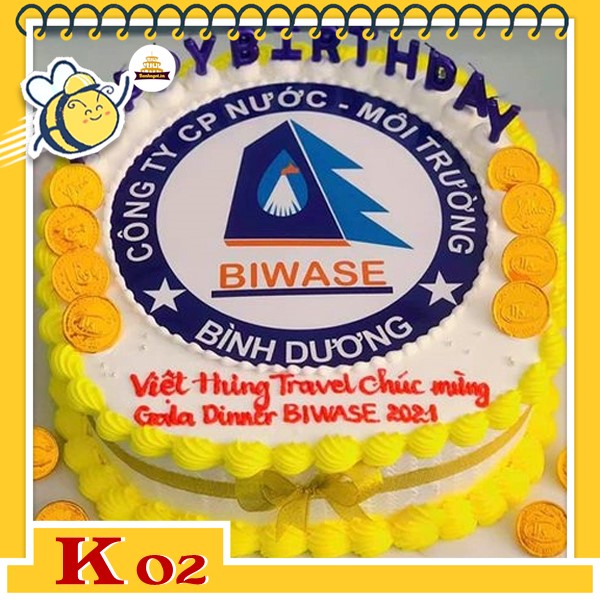 Bánh kem tặng khách hàng K02 phong cách viền màu vàng cắm bộ nến và in ảnh logo công ty nổi bật ở chính giữa