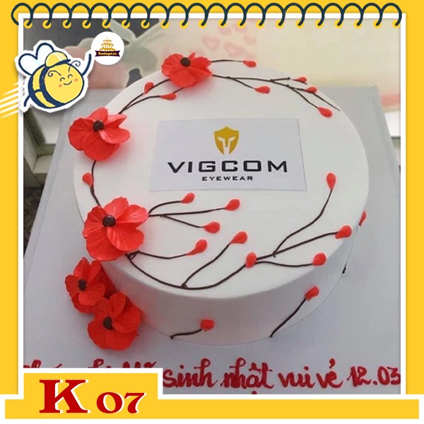 Bánh kem tặng khách hàng K07 ấn tượng những cành hoa đỏ uốn lượn xung quanh logo công ty siêu nổi bật