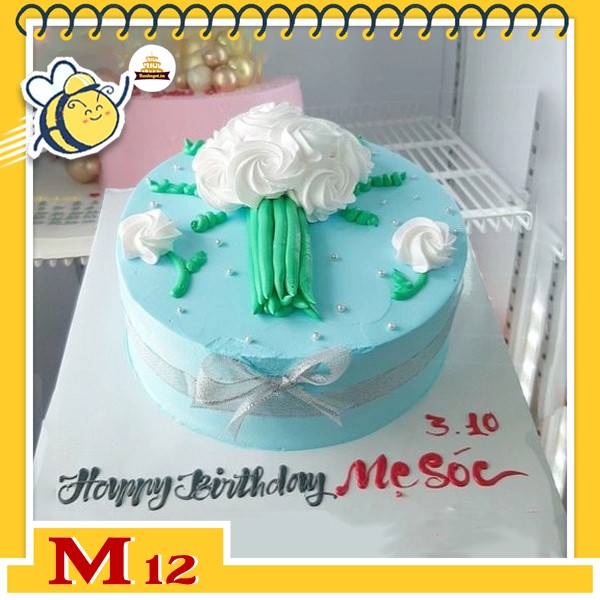 Bánh kem tặng mẹ M12 nền xanh nhạt với đóa hoa màu trắng có đủ cành lá cực ấn tượng làm mẹ vui